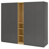Ein IKEA PAX Kleiderschrank in Dunkelgrau mit Holzinterieur. Es hat mehrere Fächer und ein schlankes Design.