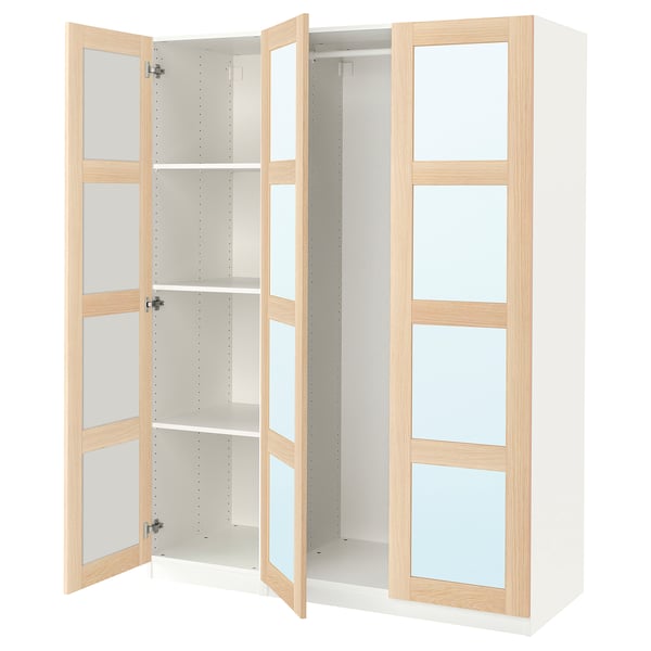 Der IKEA PAX Kleiderschrank mit weißen und hellen Holzakzenten. Es öffnen zwei Türen, die verstellbare Regale im Inneren freigeben.