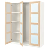 Der IKEA PAX Kleiderschrank mit weißen und hellen Holzakzenten. Es öffnen zwei Türen, die verstellbare Regale im Inneren freigeben.