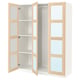 Der IKEA PAX Kleiderschrank mit weißen und hellen Holzakzenten. Es öffnen zwei Türen, die verstellbare Regale im Inneren freigeben.