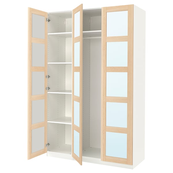 Ein PAX-Kleiderschrank aus weißem und hellem Holz mit verspiegelten Glastüren und verstellbaren Regalen.