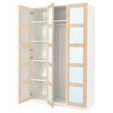 Ein PAX-Kleiderschrank aus weißem und hellem Holz mit verspiegelten Glastüren und verstellbaren Regalen.
