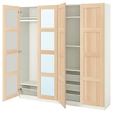 Ein offener IKEA PAX-Kleiderschrank aus Holz mit Glastüren, Regalen und einer Kleiderstange im Inneren.