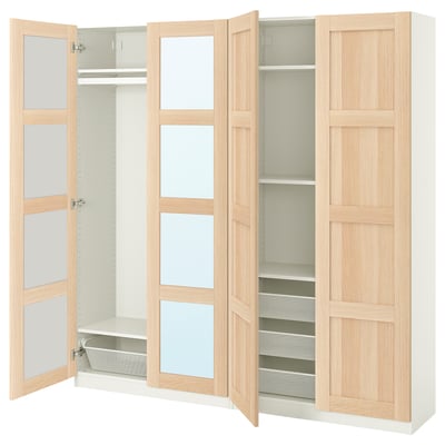 Ein offener IKEA PAX-Kleiderschrank aus Holz mit Glastüren, Regalen und einer Kleiderstange im Inneren.