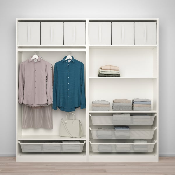 Ein weißer PAX-Kleiderschrank mit Kleiderbügeln, Hemden, gefalteten Kleidungsstücken und Netzkörben auf Holzboden.