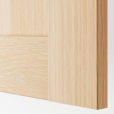 Nahaufnahme einer hellen Holzschublade mit Maserung und glatter Oberfläche.