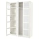 Option: Ein weißer PAX-Kleiderschrank mit verspiegelten Türen und leeren Regalen.