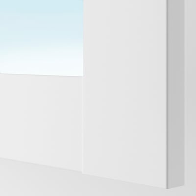 Moderne, minimalistische weiße PAX-Garderobe aus nächster Nähe, die eine glatte Oberfläche und glatte Kanten zeigt.