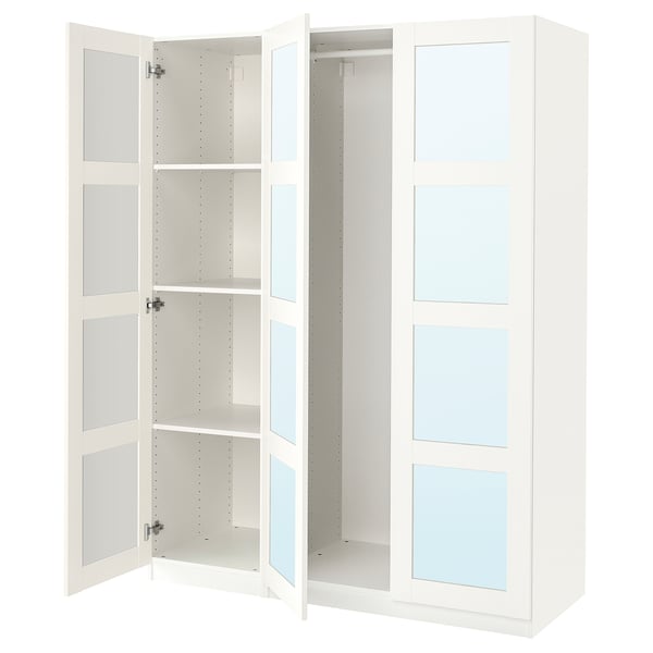 Ein weißer PAX-Kleiderschrank mit verspiegelten Glastüren, verstellbaren Füßen und sanft schließenden Scharnieren.