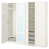 Ein weißer Ikea PAX-Kleiderschrank mit offenen Türen, der einen leeren Innenraum und Netzschubladen freigibt.
