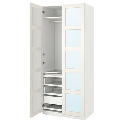 Weißer PAX-Kleiderschrank, offene Regale und Schubladen, modernes, minimalistisches Design.