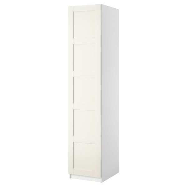 Ein weißer IKEA PAX-Kleiderschrank mit einem schlanken, minimalistischen Design und verstellbaren Füßen.