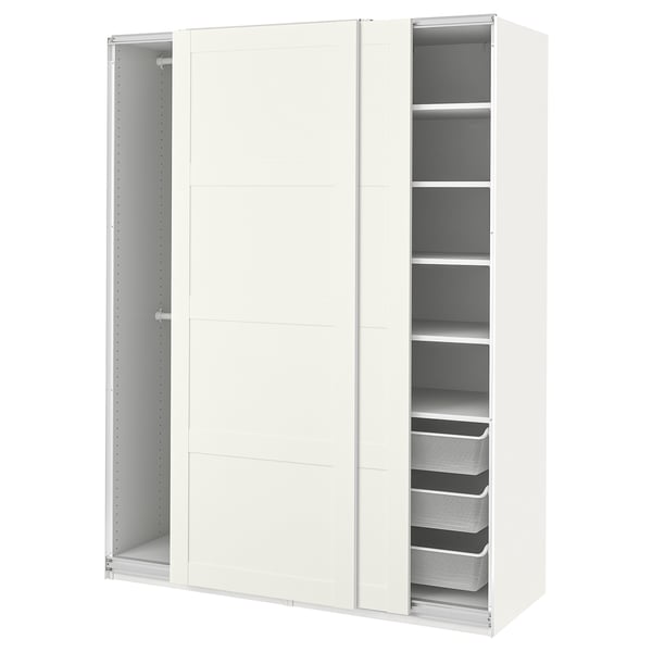 Ein weißer Ikea PAX-Kleiderschrank. Er hat auf der einen Seite Schiebetüren und auf der anderen Seite offene Regale mit Netzkörben.