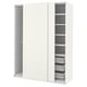 Ein weißer Ikea PAX-Kleiderschrank. Er hat auf der einen Seite Schiebetüren und auf der anderen Seite offene Regale mit Netzkörben.