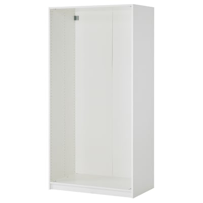 Ein weißer PAX-Kleiderschrank mit einem schlanken, rechteckigen Design. Die verstellbaren Füße und die sanft schließenden Scharniere bieten moderne Aufbewahrungslösungen.