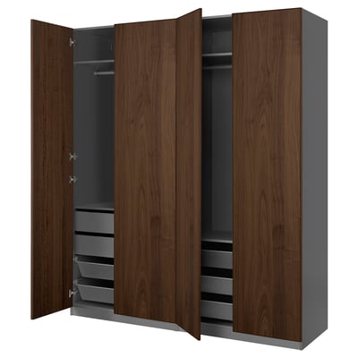 Ein offener dunkelbrauner IKEA PAX-Kleiderschrank mit Regalen und Schubladen.