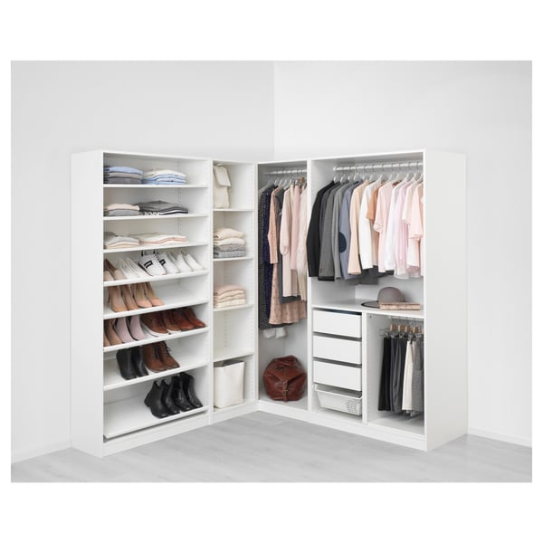 PAX-Kleiderschrank mit Regalen, Kleiderbügeln und Schubladen für eine effiziente Aufbewahrung.