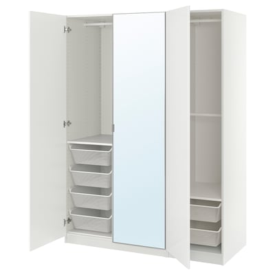 Ein weißer Ikea PAX-Kleiderschrank mit verspiegelten Türen und Netzaufbewahrung.