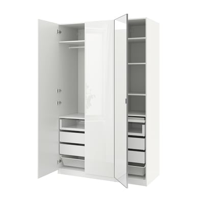 Offener weißer Kleiderschrank mit Schubladen und Regalen, mit verspiegelten Türen und sanft schließenden Scharnieren.