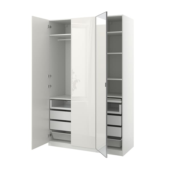Ein offener weißer PAX-Kleiderschrank mit Regalen und Schubladen.