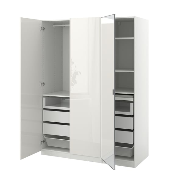 Der PAX-Kleiderschrank in Weiß bietet mit Regalen und Schubladen viel Stauraum. Es verspiegelte Türen und Soft-Close-Scharniere sorgen für einen reibungslosen Betrieb.
