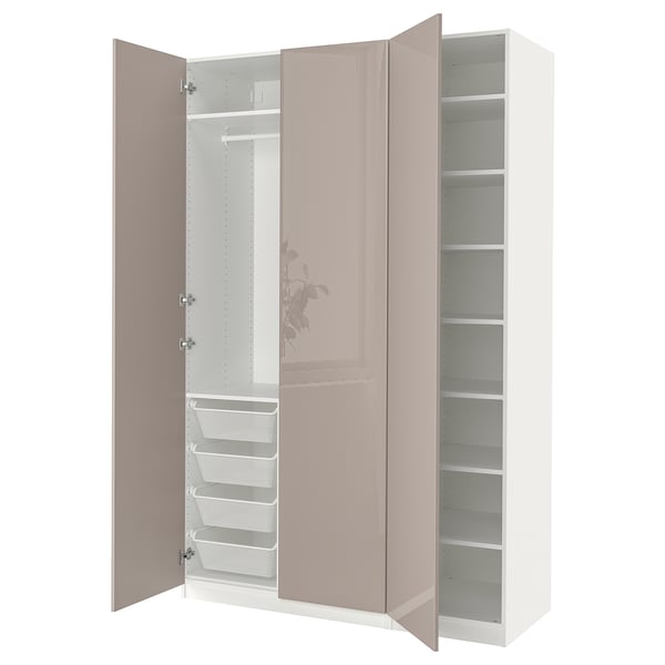 Ein offener beiger PAX-Kleiderschrank mit Regalen und Schubladen. Es ist ein einfaches, modernes Design mit einer glänzenden Oberfläche.