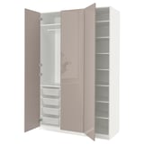 Ein offener beiger PAX-Kleiderschrank mit Regalen und Schubladen. Es ist ein einfaches, modernes Design mit einer glänzenden Oberfläche.