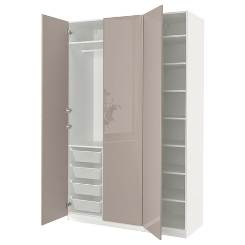 Ein offener PAX-Kleiderschrank in Weiß mit Netzkörben und Regalen. Das Design ist schlank und funktional, ideal für die moderne Lagerung.