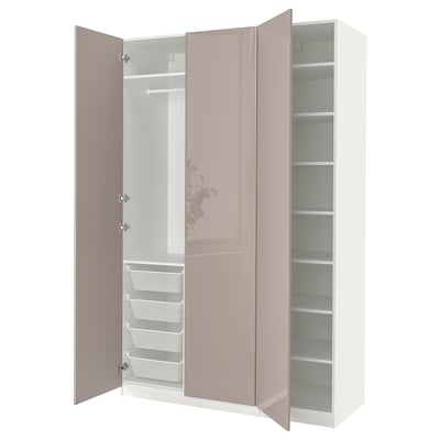 Ein offener PAX-Kleiderschrank in Weiß mit Netzkörben und Regalen. Das Design ist schlank und funktional, ideal für die moderne Lagerung.