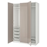 Ein offener beiger PAX-Kleiderschrank mit Regalen und Schubladen.