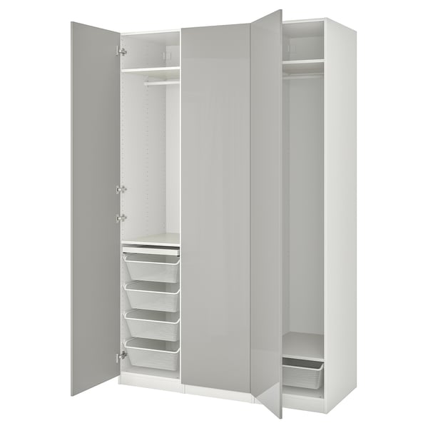 Weißer PAX-Kleiderschrank mit Regalen, Schubladen, Körben und Schienen.