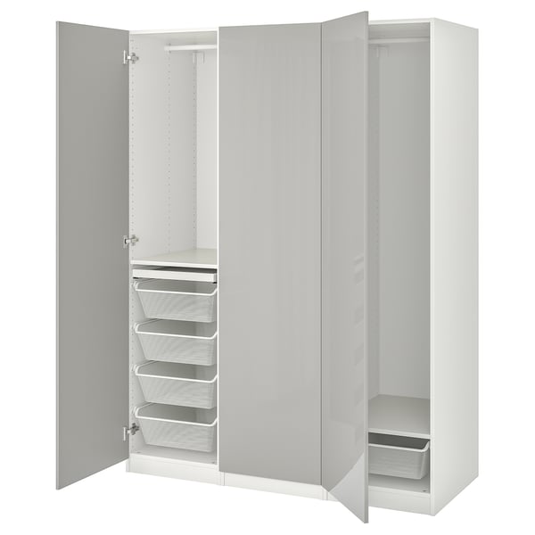 Ein offener weißer PAX-Kleiderschrank mit Regalen, Schubladen und Netzkörben zur Aufbewahrung.