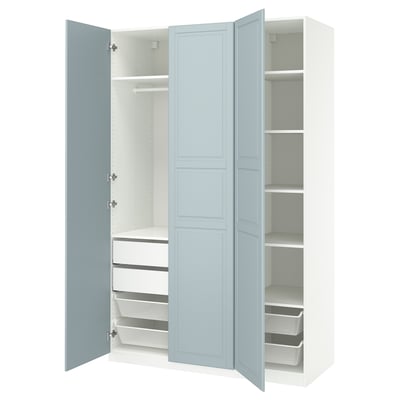 Ein hellblauer PAX-Kleiderschrank mit offenen Türen, die im Inneren Regale und Schubladen freigeben.
