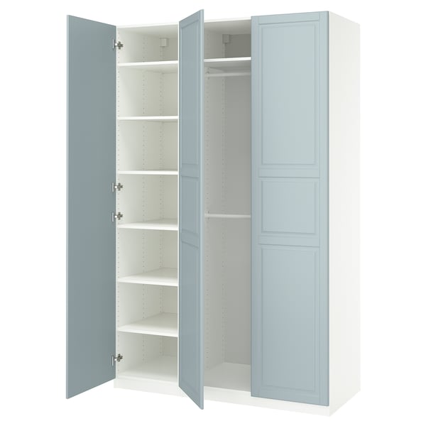 Blau-weißer PAX-Kleiderschrank, verstellbare Regale und Soft-Close-Türen mit modernem Design.