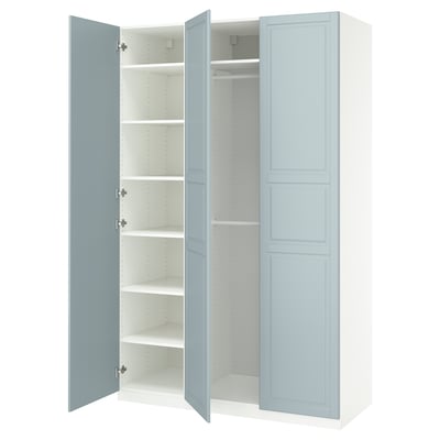 Blau-weißer PAX-Kleiderschrank, verstellbare Regale und Soft-Close-Türen mit modernem Design.