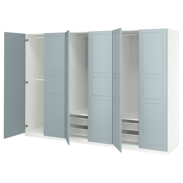 Dieses Bild zeigt einen blau-weißen PAX-Kleiderschrank mit offenen Türen, die Einlegeböden und Staufächer freigeben.