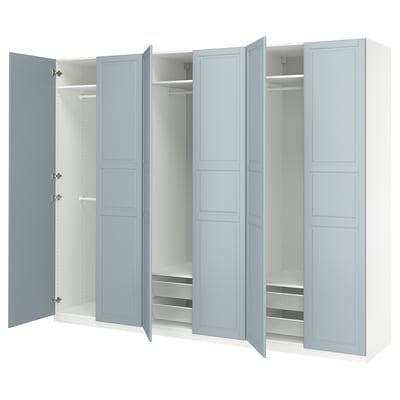 Moderner Kleiderschrank mit hellblauen Paneelen, weißem Interieur, Regalen, Schienen und ausziehbaren Körben zur Aufbewahrung.