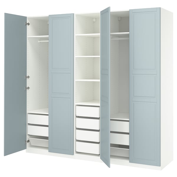 Hellblauer PAX-Kleiderschrank mit offenen Türen, die Regale, Schubladen und Netzkorb freigeben.