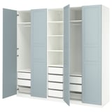 Hellblauer PAX-Kleiderschrank mit offenen Türen, die Regale, Schubladen und Netzkorb freigeben.