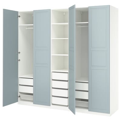 Hellblauer PAX-Kleiderschrank mit offenen Türen, die Regale, Schubladen und Netzkorb freigeben.