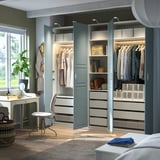 Moderner Kleiderschrank mit offenen Türen, die Kleidung, Regale und Schubladen freigeben; Enthält eine Aufhängestange mit Kleidungsstücken und integrierter Beleuchtung.