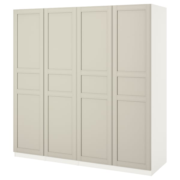Eine cremefarbene PAX-Garderobe mit minimalistischem Design. Er hat vier Türen, eine rechteckige Form und ein schlankes Aussehen.