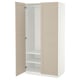 Ein weißer IKEA PAX-Kleiderschrank mit beigen Türen, die sich öffnen lassen, um Innenböden und eine Aufhängestange zu enthüllen.
