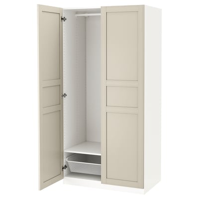 Ein offener PAX-Kleiderschrank in Weiß und Beige mit Innenorganisatoren.