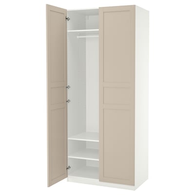 Ein offener beige-weißer PAX-Kleiderschrank mit einer Tür, in dem Regale und eine Hängestange ausgestellt sind.