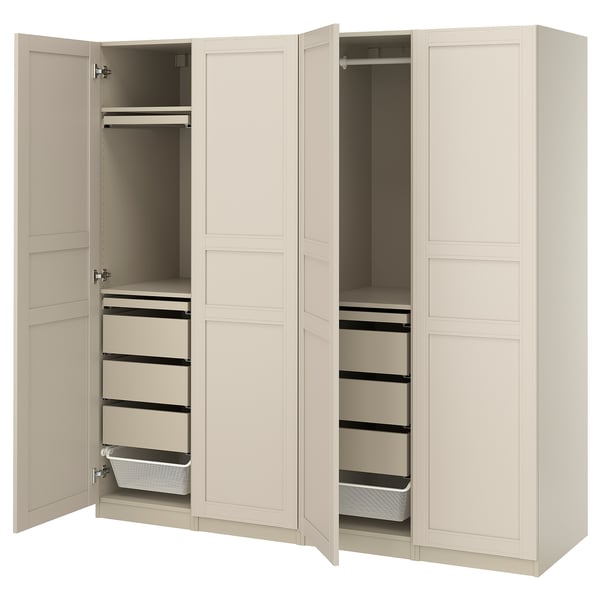 Ein offener beiger PAX-Kleiderschrank mit Schubladen und Einlegeböden. Es ist ein schlankes Design mit sanft schließenden Scharnieren.