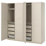 Ein offener beiger PAX-Kleiderschrank mit Schubladen und Einlegeböden. Es ist ein schlankes Design mit sanft schließenden Scharnieren.