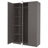 Moderner PAX-Kleiderschrank, grau, hoch, verspiegelte Türen, silberne Griffe, mit verstellbaren Einlegeböden im Inneren.