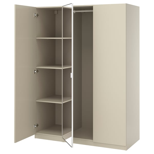 Ein offener beiger PAX-Kleiderschrank mit drei Regalen.