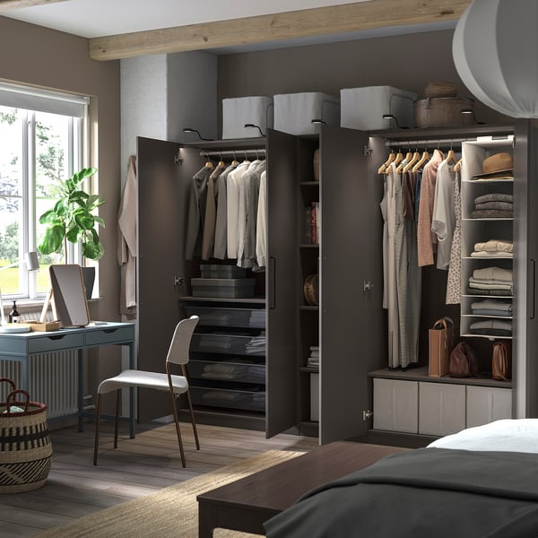 Modernes Schlafzimmer mit einem PAX-Kleiderschrank mit schwarz-weißem Dekor, Holzböden und einem Schreibtisch.